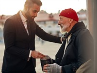 shutterstock_1536718076_helping beggar_palīdz trūcīgajam.jpg