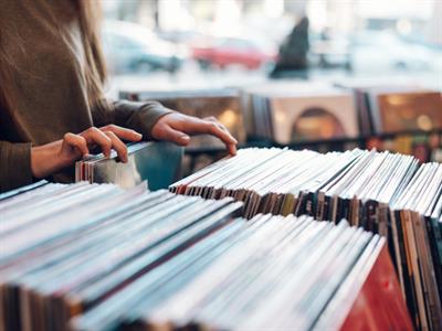 Shutterstock_2136938133_music shop_mūzikas veikals.jpg