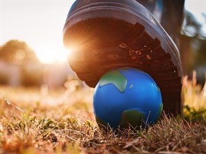 shutterstock_2169778727_planet under threat_planēta briesmās.jpg