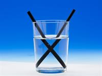 Shutterstock_174289295_straws in glass of water_salmiņi ūdens glāzē.jpg