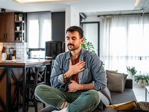 shutterstock_2687243439_man practicing mindfulness meditation_vīrietis meditē.jpg