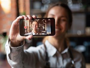 Shutterstock_1580339623_filming with smartphone_filmēšana ar viedtālruni.jpg