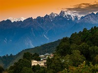shutterstock_2672704169_sunrise on Mount Kanchenjunga_saullēkts virs Kančandžangas kalna.jpg