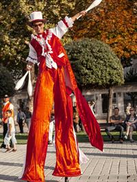 Camptoloma Shutterstock_stilts walker_cilvēks uz garstilbjiem.jpg