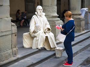 Natasha-Aleksandra Shutterstock_alive statue_dzīvā statuja.jpg