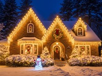 shutterstock_2687486309_Christmas decorated house_Ziemassvētku rotāta māja.jpg