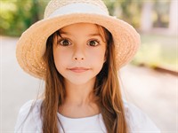 shutterstock_1086758348_surprised girl_pārsteigta meitene.jpg