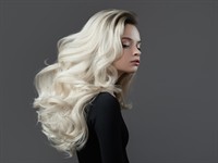 shutterstock_2226960335_blonde wavy hair_blondi viļņaini mati.jpg