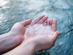 shutterstock_2268550467_water in hands_ūdens rokās.jpg