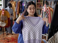 shutterstock_2505238017_trying on_pielaiko.jpg