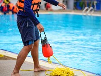 Shutterstock_1578450667_lifeguard trianing_glābējs trenējas.jpg