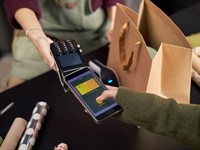shutterstock_2704480565_making contactless payment_bezkontakta maksājums.jpg