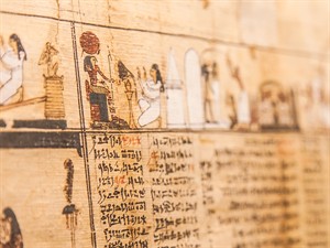 shutterstock_491867899_ancient Egypt book of dead_senās Ēģiptes mirušo grāmata.jpg