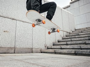 shutterstock_2377572639_Skateboarder skateboarding_Skeitbordists uz dēļa.jpg
