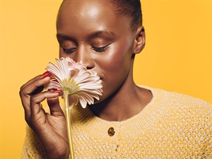 shutterstock_2741729615_woman smelling a flower_sieviete smaržo puķi.jpg