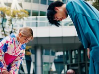 shutterstock_2550783285_japanese bow for greeting_japāņi paklanās sasveicinoties.jpg