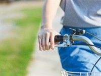 shutterstock_460661986_clutching brakes_spiež velosipēda bremzes.jpg