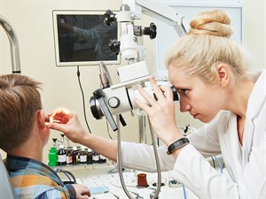 shutterstock_777698356_ENT doctor with a child patient_bērnu otorinolaringologs.jpg