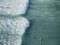 Emagnetic_tourists bathing near dangerous rip_tūristi peldās blakus bīstamam vilnim.jpg