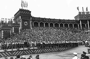 0_ staļinu slavija 1950.g.Dziesmu_sv__tki_1950_Esplan__d__.jpg