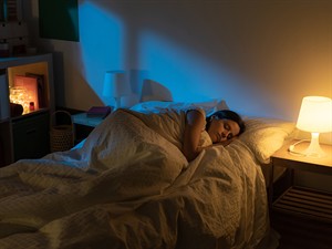 shutterstock_2089653664_girl sleeping_meitene guļ.jpg