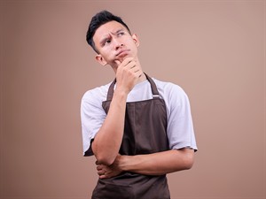shutterstock_2634065359_confused man_aizdomākies vīrietis.jpg
