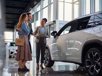 shutterstock_2741316289_saleswoman at car dealership_Pārdevēja automašīnu salonā.jpg