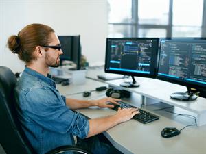 Shutterstock_1032639931_programmer_programmists.jpg