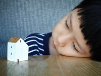 shutterstock_1374907616_lonely asian boy_vientuļš āziešu puika.jpg