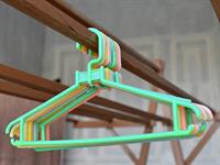 shutterstock_2516666365_plastic hangers_plastmasas pakarāmie.jpg
