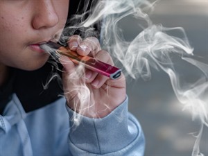 shutterstock_2557538339_e-cigaretee smoking addiction of teens_pusaudžu atkarība no elektroniskajām cigaretēm.jpg