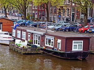 Shutterstock_1249794988_home on boat_māja uz laivas.jpg