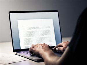 shutterstock_2530120267_writing blog_raksta blogu.jpg