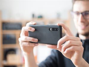 Shutterstock_1686325843_filming with smartphone_filmēšana ar viedtālruni.jpg