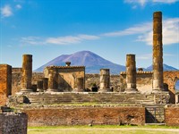 shutterstock_2358282325_View of Vesuvius from the forum in Pompeii_Skats uz Vezuva kalnu no Pompeju foruma.jpg
