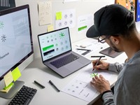 shutterstock_2485961401_graphic designer_grafiskais dizaineris.jpg