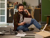 shutterstock_2737852783_man talking on smartphone_vīrietis runā pa telefonu.jpg