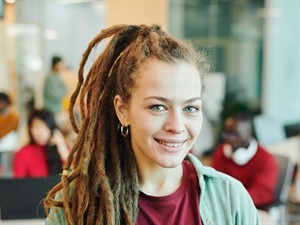 shutterstock_1931129720_girl with dreads_meitene ar drediem.jpg