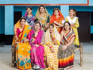 shutterstock_2291090795_womans in sari_sievietes sari tērpos.jpg