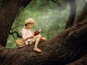 Shutterstock_538413133_reading fairytale_lasa pasaku.jpg