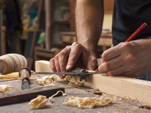 Shutterstock_147381659_carpenter_galdnieks.jpg