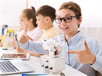 Shutterstock_2489064861_boy has built small robot_Zēns ir uzbūvējis mazu robotu.jpg
