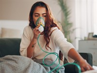 shutterstock_2713352035_girl with asthma_meitene ar astmu.jpg