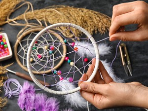 shutterstock_2282716495_making dream catcher_sapņu ķērāja veidošana.jpg