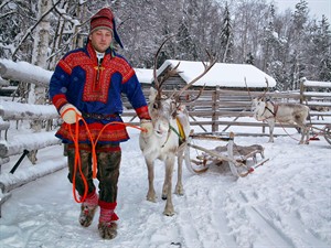 footageclips Shutterstock_man with raindeer_vīrietis ar ziemeļbriedi.jpg
