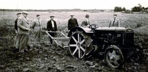 ulmanis pie traktora.jpg