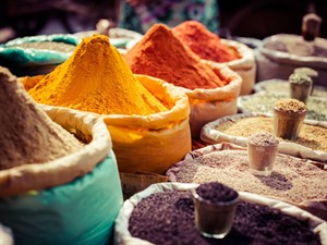 Shutterstock_169737956_Indian colored spices_Indijas krāsainās garšvielas.jpg