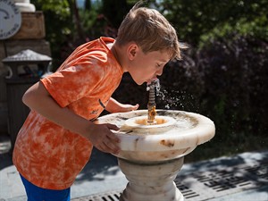 shutterstock_2585192877_boy drinks water_zēns dzer ūdeni.jpg