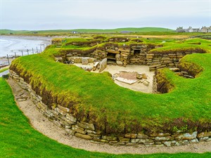 RnDmS Shutterstock_Skara Brae Prehistoric Village in Scotland_Skārabrē aizvēsturiskais ciems Skotijā.jpg
