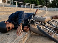 shutterstock_2592118029_man falling of bicycle_vīrietis nokritis no velosipēda.jpg